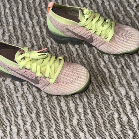 Womens vapormax size 8 - Picture 2 of 2